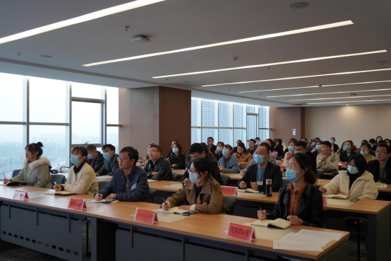10.25（綜合部）市產(chǎn)業(yè)集團舉辦公文寫(xiě)作專(zhuān)題培訓會(huì )250.png